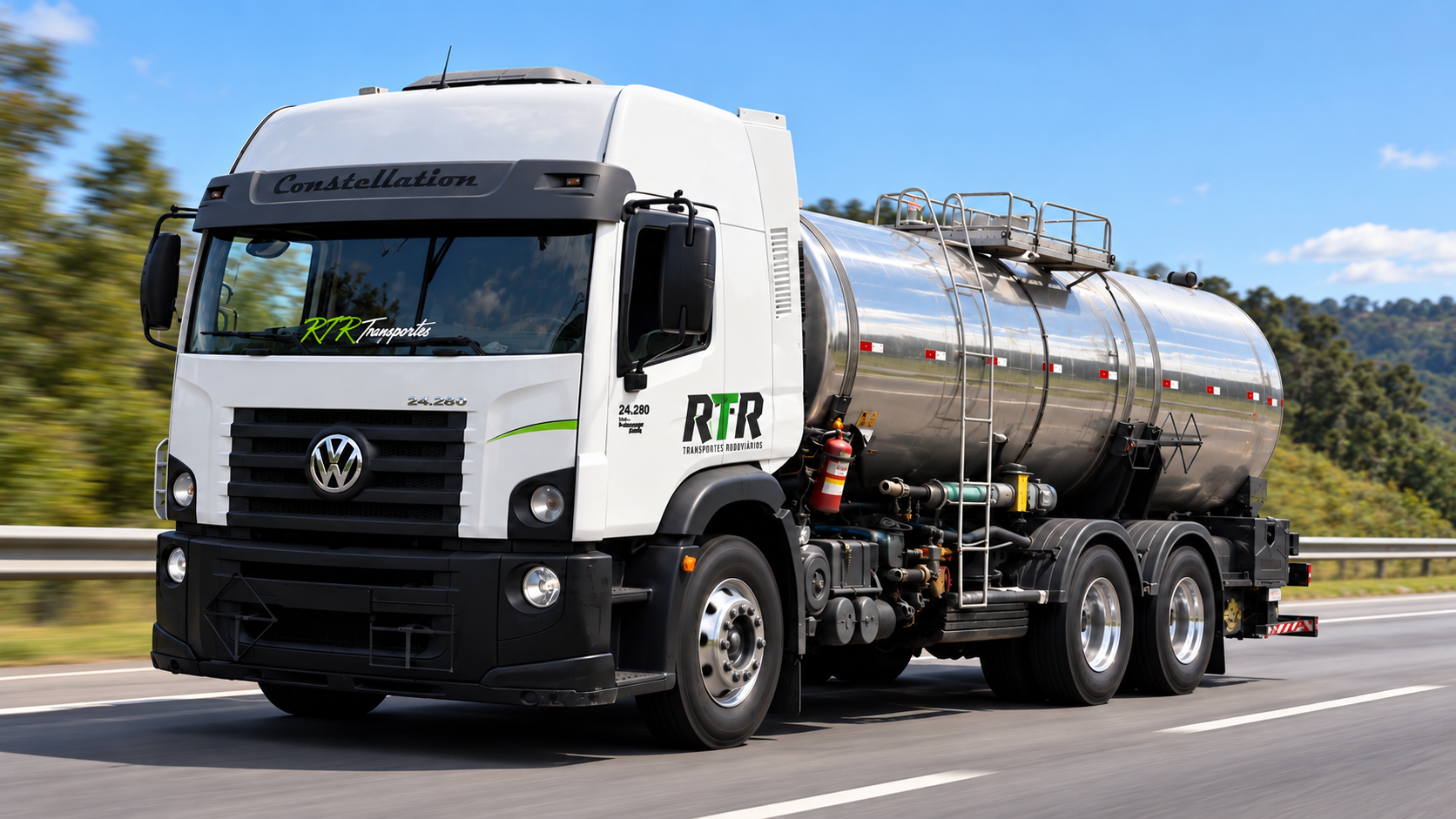 Caminhão-tanque Volkswagen Constellation da frota RTR Transportes em rodovia, com logo RTR no tanque